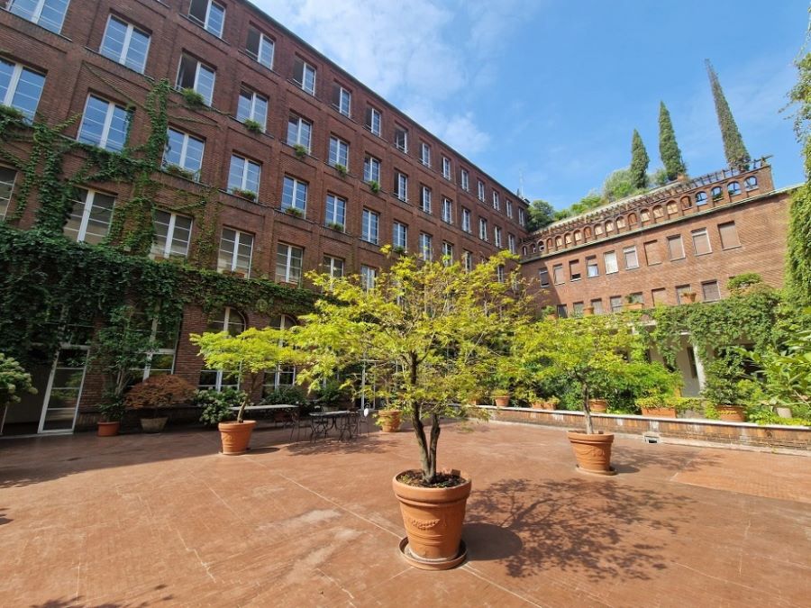 Chiostro con giardini nel cuore di Milano